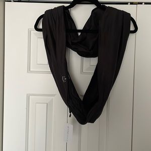 New with tag black Beyond Yoga Infinity Scarf with zipped pocket.